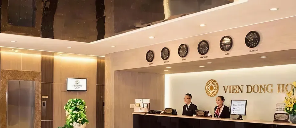 비엔동 호텔 로비의 리셉션 데스크 전경