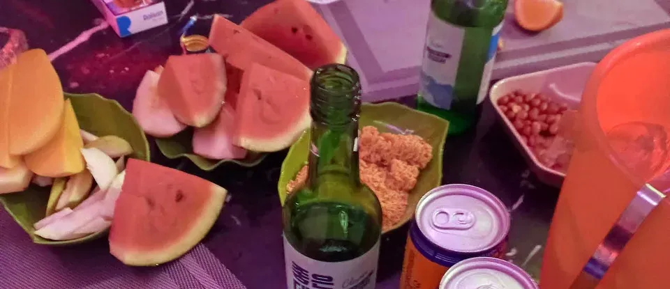 신선한 과일 안주와 소주 및 맥주 세팅