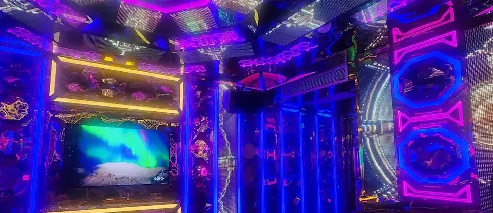 블루 및 핑크 LED 조명의 가라오케 룸