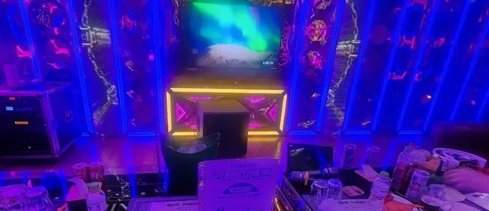 과일 안주와 맥주가 차려진 파티 테이블