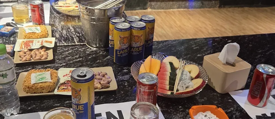 맥주와 음료, 마른안주가 세팅된 테이블 모습