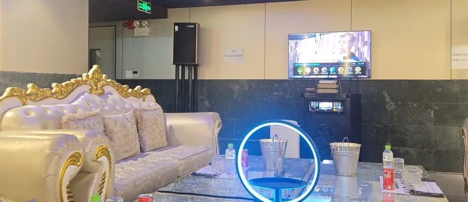 고급스러운 화이트 소파가 배치된 VIP 룸