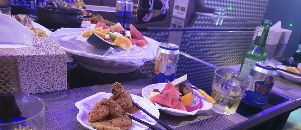 테이블 위에 차려진 프라이드치킨과 모듬 과일