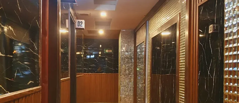 대리석 인테리어의 복도 전경