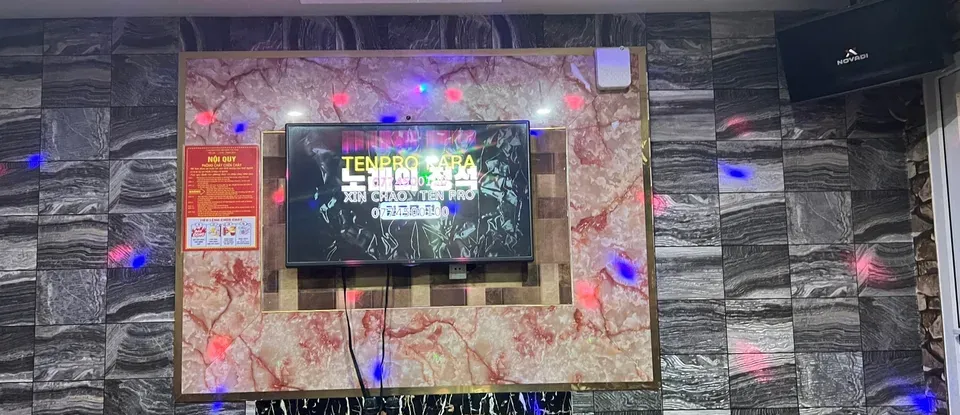 최신식 노래방 기기와 세련된 벽면 디자인