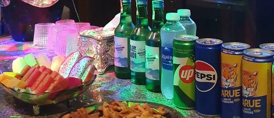 소주, 맥주, 과일 안주 등 기본 세팅