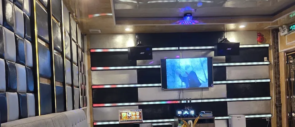 대형 스크린과 최신 설비를 갖춘 노래방 룸
