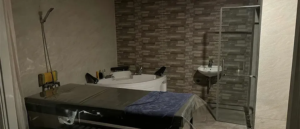 월풀 욕조와 샤워 시설이 있는 공간