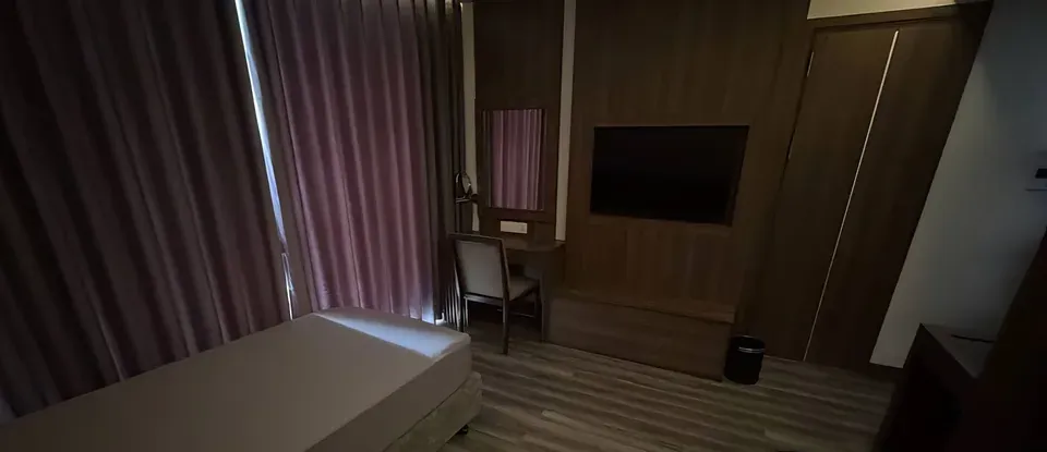 욕조와 침대가 있는 넓은 룸