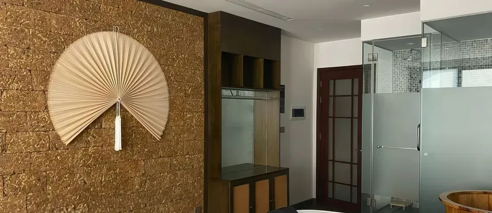 샤워부스와 욕조가 있는 스파 룸