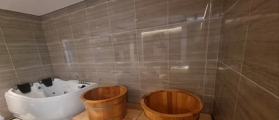 현대적인 욕조와 나무통이 있는 욕실