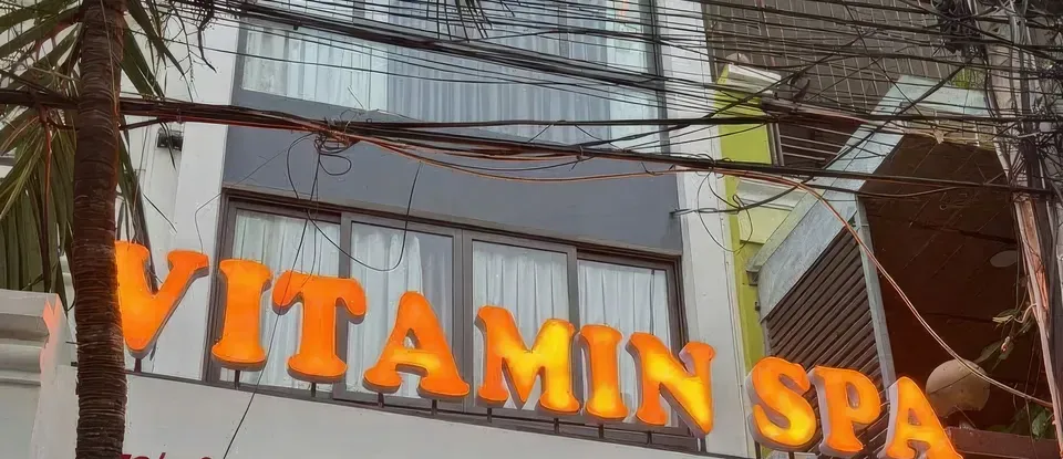 비타민 스파의 주황색 네온사인 간판
