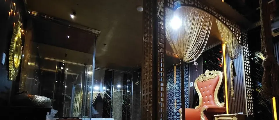 붉은 왕좌 의자 인테리어