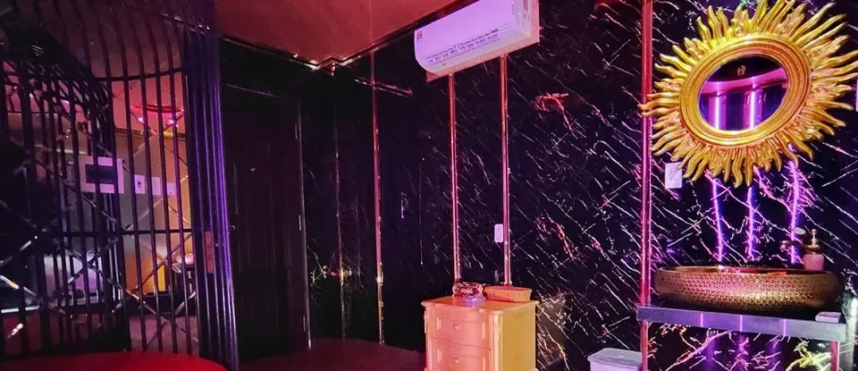 철창 장식과 붉은 원형 침대