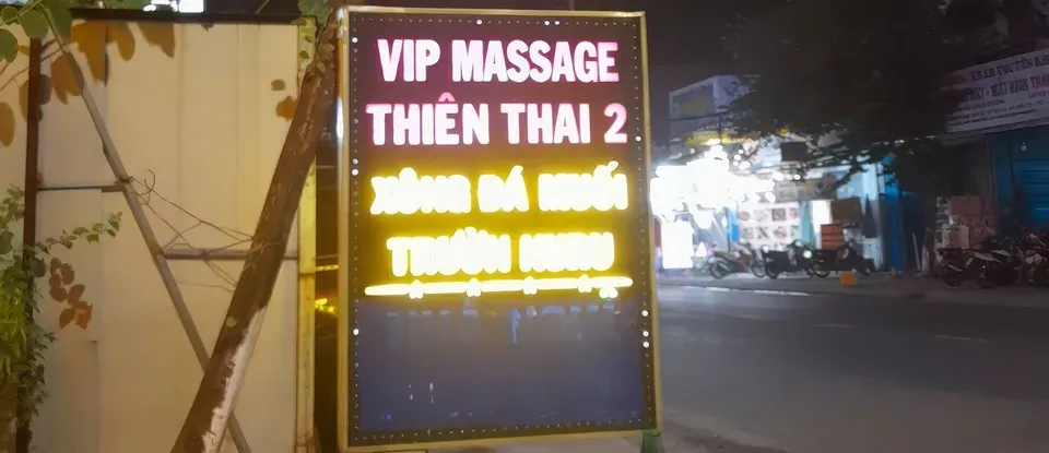 밤거리의 VIP 마사지 티엔타이 2 간판