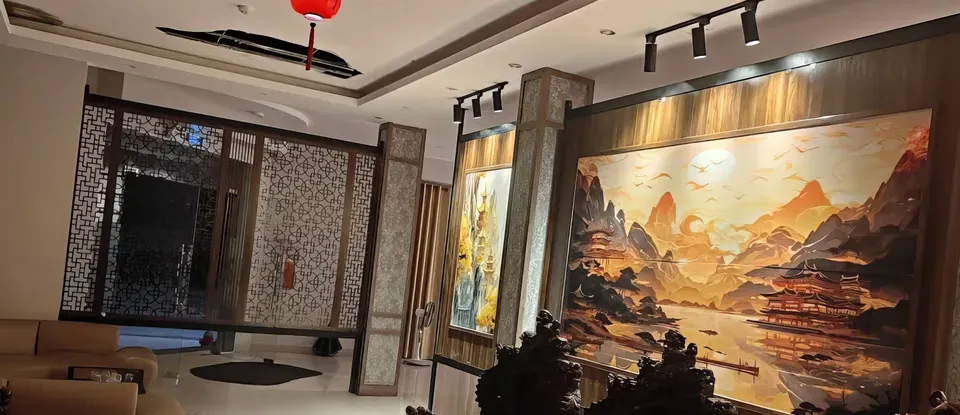 동양화 그림이 걸려 있는 마사지샵 로비
