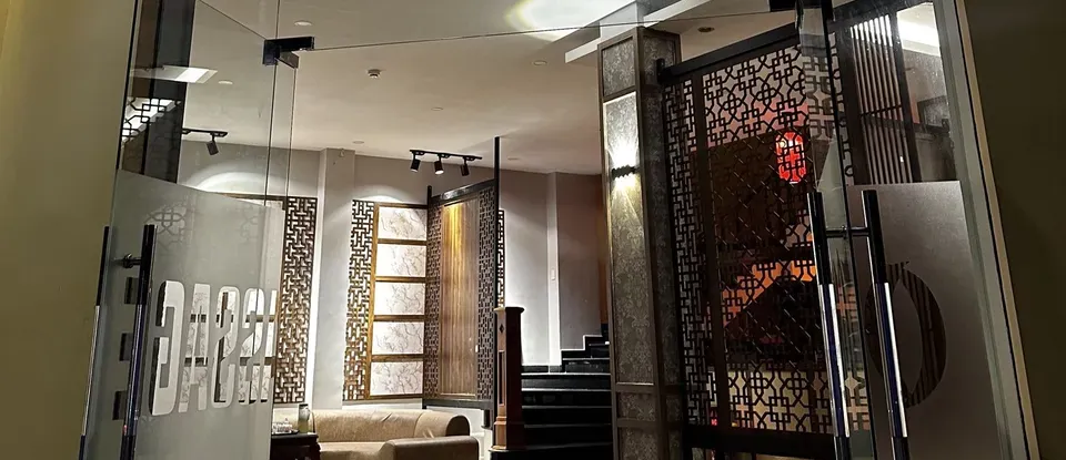 마사지샵 입구와 대기 공간의 소파